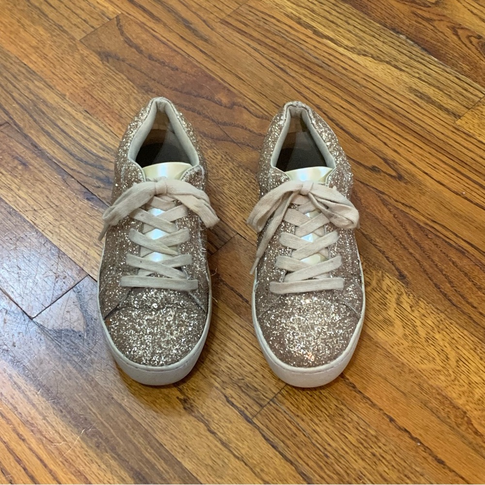 Volatile Gold Glitter Lace Up Fashion Sneakers Shoes 
Girls Sz 3
Smoke Free Home